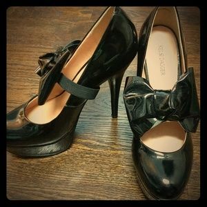 Kelsi Dagger Tiffany pump with removable bow.